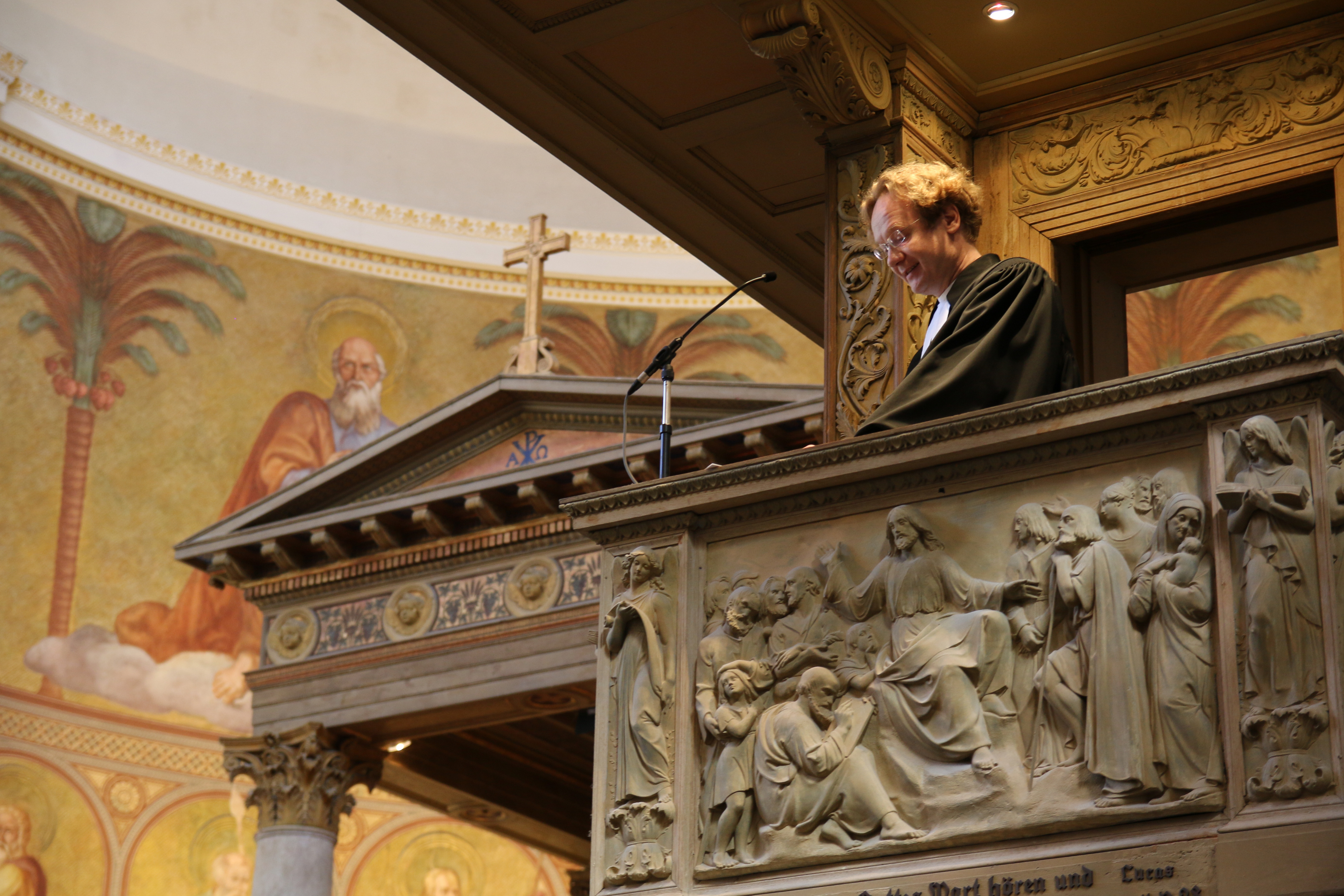 Pfarrer Matthias Mieke bei einer Predigt in der St. Nikolai Kirche Potsdam
