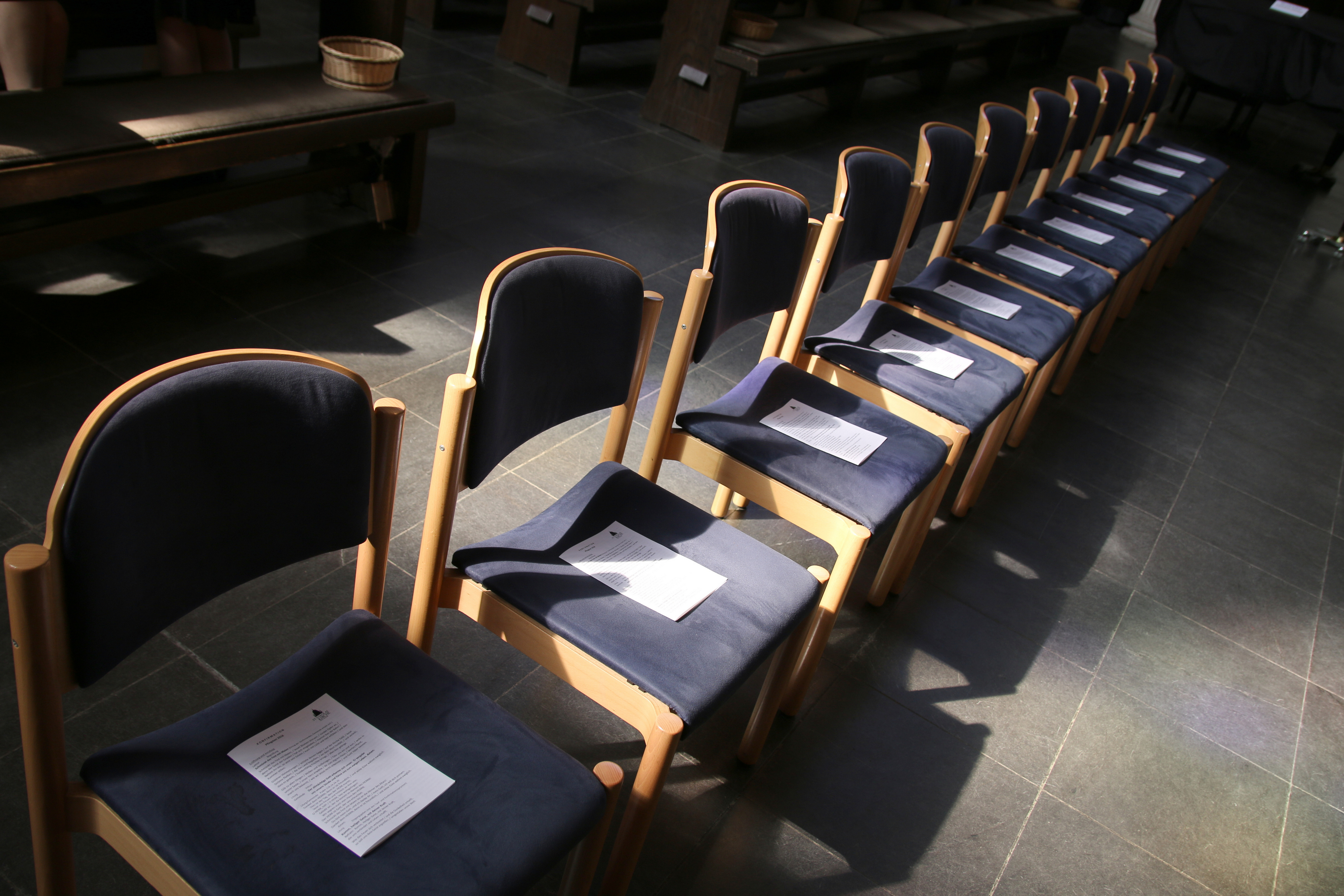Stühle bei einer Pressekonferenz in der St. Nikolai Kirche Potsdam